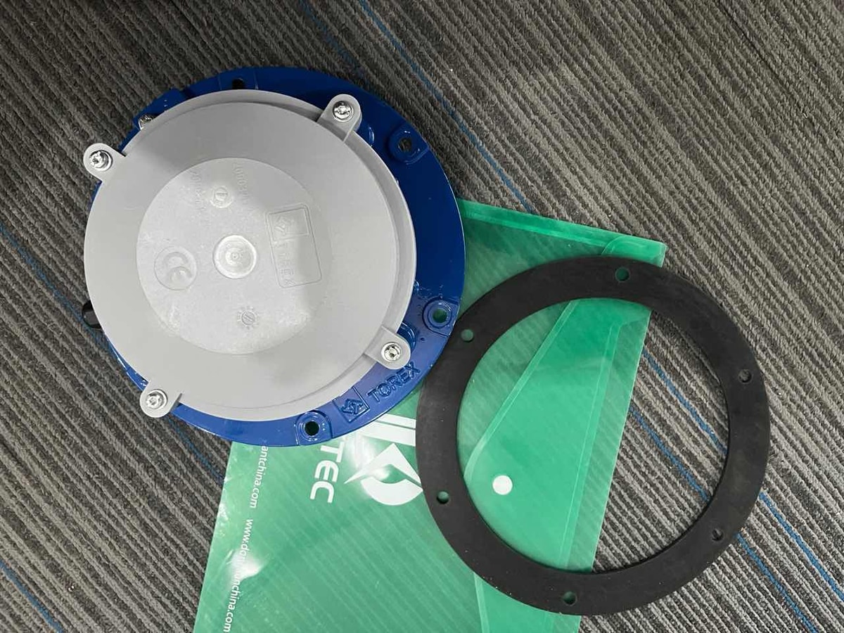 Differential pressure gauge housing and mounting ring