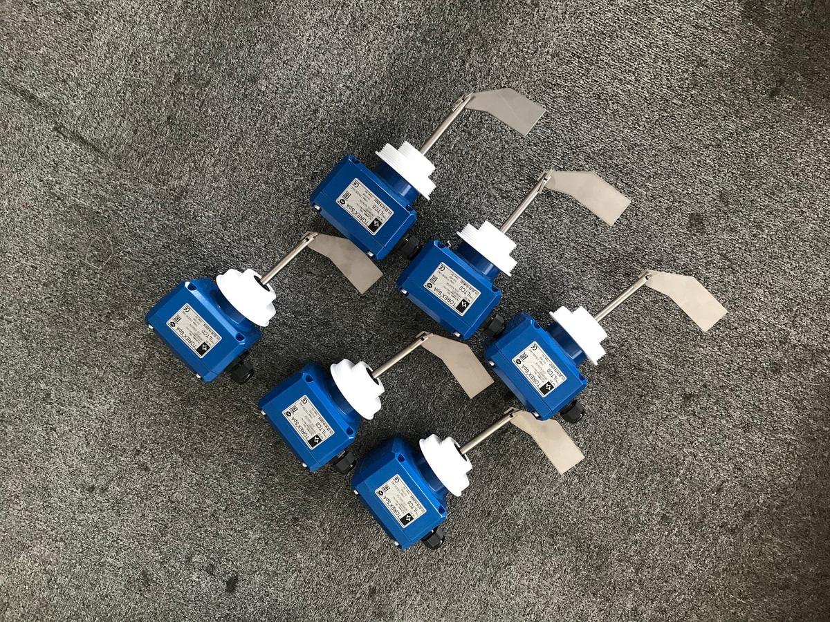 Rotary paddle level indicators for dry bulk material silos